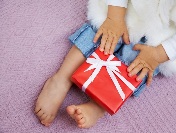 Подарунки дітям на день народження: тішимо маленьких непосид