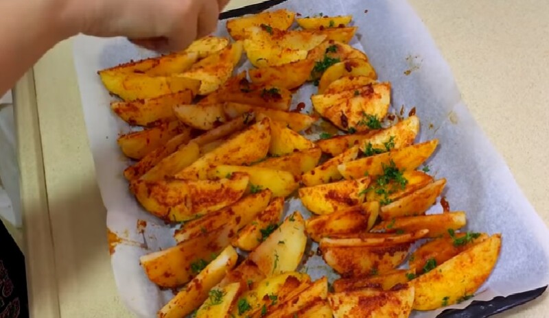 Картопля в духовці – 7 найсмачніших рецептів запеченого картоплі
