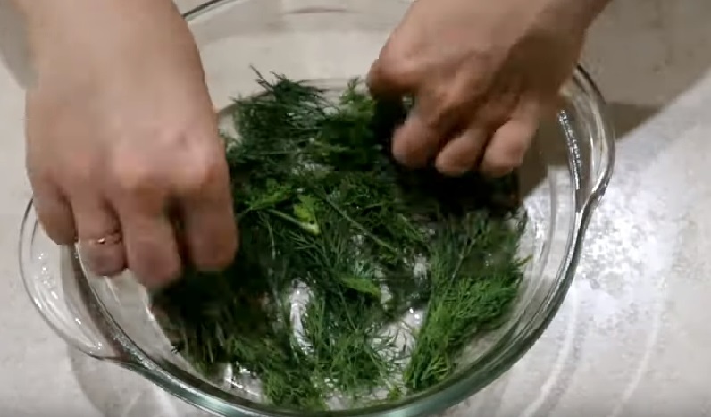 Малосольні огірки з часником і зеленню швидкого приготування
