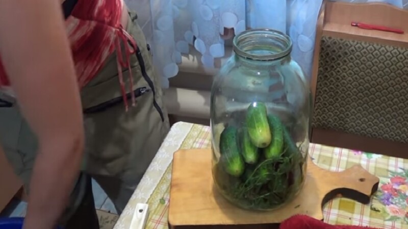 Засолювання огірків на зиму в літрових банках – 5 рецептів хрустких солоних огірків