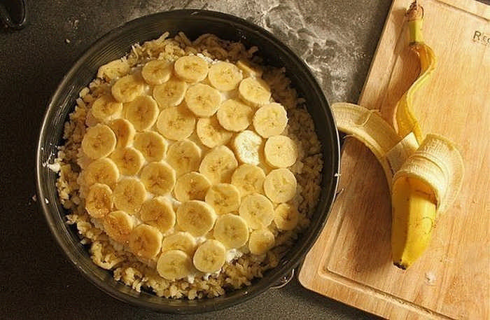 Банановий пиріг: легкий тертий пиріг з бананами