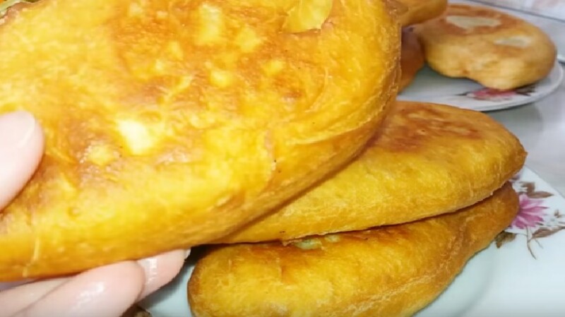 Смажені пиріжки з картоплею – 5 рецептів на сковороді