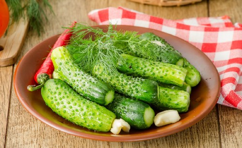Швидкі хрусткі малосольні огірки в каструлі — класичні рецепти приготування з фото покроково