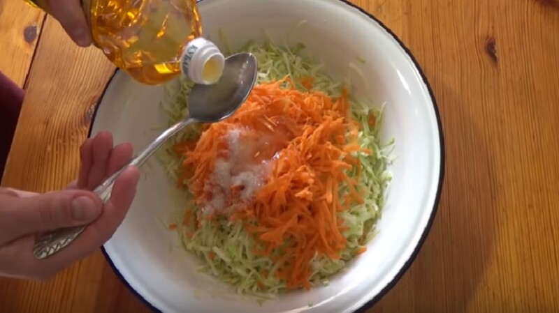 Вітамінний салат з капусти і моркви – 3 найкращі рецепти