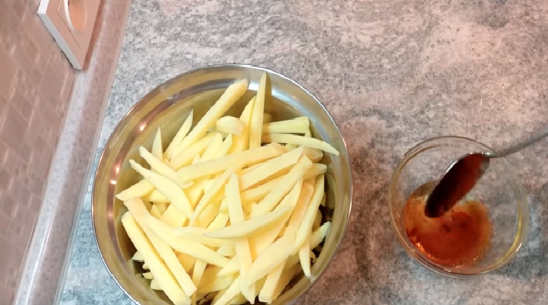 Картопля фрі в духовці – 3 найсмачніших рецепта