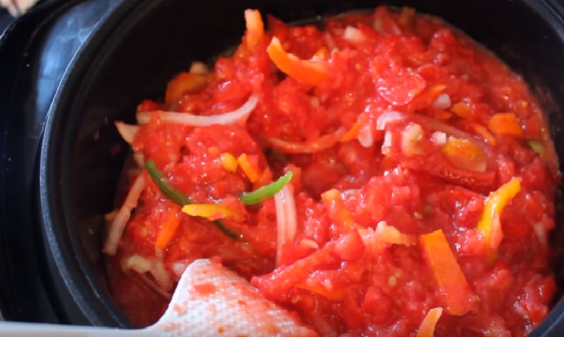 Лечо з помідорів, перцю, моркви та цибулі – 5 рецептів на зиму