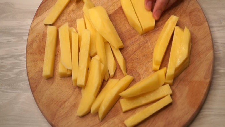 Картопля фрі в духовці – 3 найсмачніших рецепта
