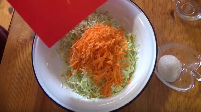 Вітамінний салат з капусти і моркви – 3 найкращі рецепти