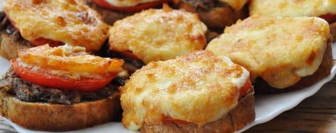 Гарячі бутерброди в духовці — 5 рецептів з фото покроково