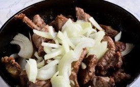 Гуляш з яловичини з підливою — 5 рецептів з фото покроково