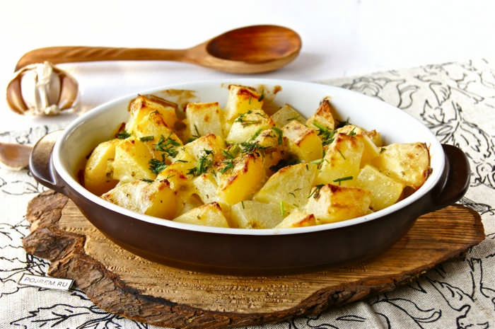 Як приготувати хрустку картоплю в духовці: 2 рецепта