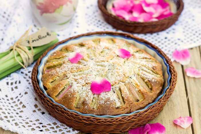 Як приготувати пиріг з ревенем швидко і смачно: рецепти