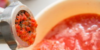 Класична аджика з помідор і часнику — 5 простих і смачних рецептів з фото покроково