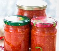 Класична аджика з помідор і часнику — 5 простих і смачних рецептів з фото покроково