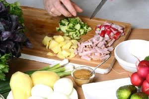Класична окрошка з ковбасою на воді — 5 рецептів з фото покроково