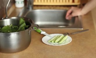 Класичні хрусткі малосольні огірки в каструлі холодним розсолом, водою — 6 рецептів приготування холодним способом з фото покроково