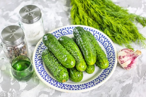 Класичні хрусткі малосольні огірки в каструлі холодним розсолом, водою — 6 рецептів приготування холодним способом з фото покроково