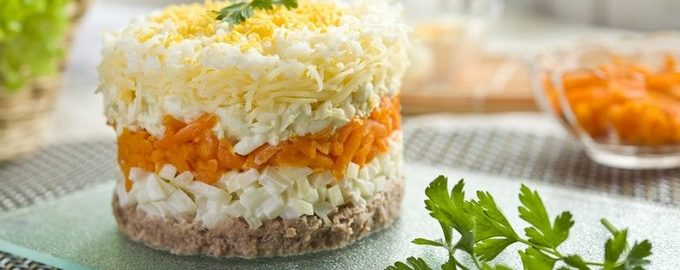 Класичний салат мімоза з консервою — 5 рецептів з фото покроково