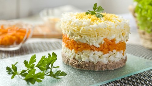 Класичний салат мімоза з сайрою — 5 рецептів з фото покроково