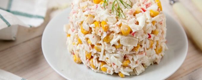 Класичний салат з крабовими паличками і кукурудзою — 5 смачних і простих рецептів з фото покроково