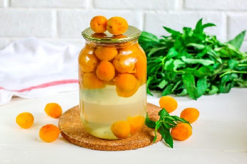 Компот з абрикосів на зиму прості рецепти