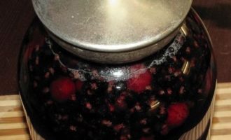 Компот з чорної смородини і вишні — покроковий рецепт на зиму з фото