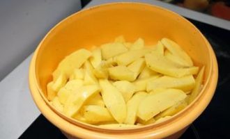 Курка з картоплею в духовці — 5 найсмачніших рецептів запеченої курки з картоплею з фото покроково