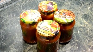 Огірки з кетчупом чилі без стерилізації на зиму в літрових банках — 5 найбільш смачних рецептів з фото покроково