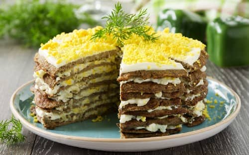 Печінковий торт з яловичої печінки – 6 смачних покрокових рецептів