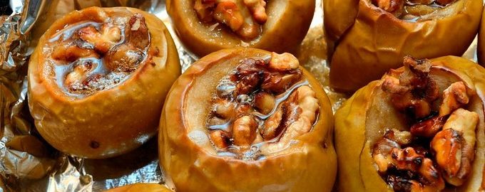 Печені яблука в духовці — 5 рецептів з фото покроково