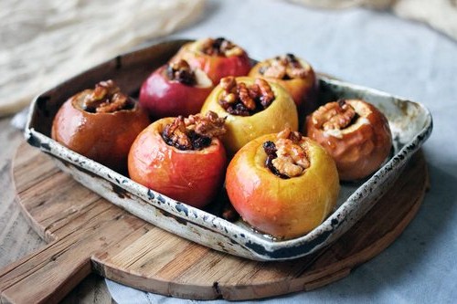 Печені яблука в духовці — 5 рецептів з фото покроково