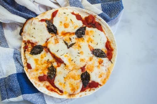 Піца на сковороді за 10 хвилин — 5 покрокових рецептів з фото