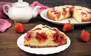 Пиріг з полуницею в духовці — 5 швидких і смачних рецептів з фото покроково