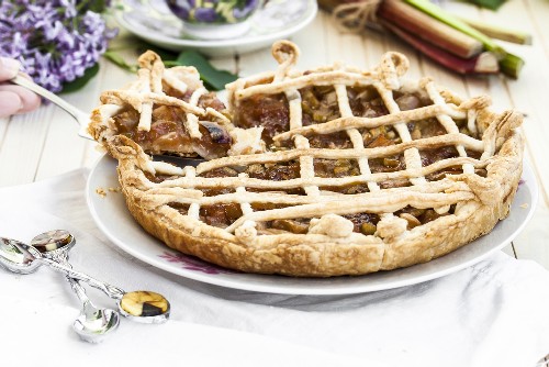 Пиріг з ревенем — 5 смачних рецептів з фото покроково