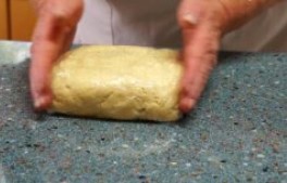 Пиріг з вишнею з пісочного тіста — покроковий рецепт з фото