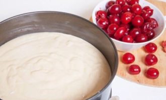 Пиріг з вишнею в духовці на кефірі простий рецепт