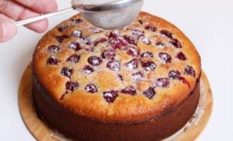 Пиріг з вишнею в духовці на кефірі простий рецепт