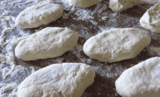 Пиріжки на кефірі без дріжджів смажені на сковороді «як пух» — 5 швидких і смачних рецептів з фото покроково