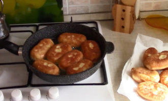 Пиріжки на кефірі смажені на сковороді – 8 швидких і смачних рецептів з фото покроково