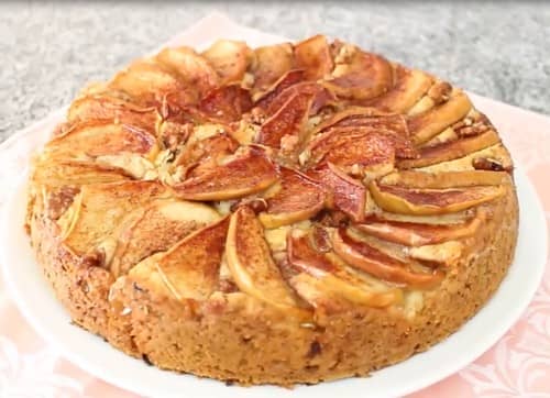 Пишна шарлотка на кефірі з яблуками в духовці — 5 простих і смачних рецептів з фото покроково