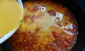 Пишний омлет з молоком і яйцем на сковороді — 5 рецептів з фото покроково