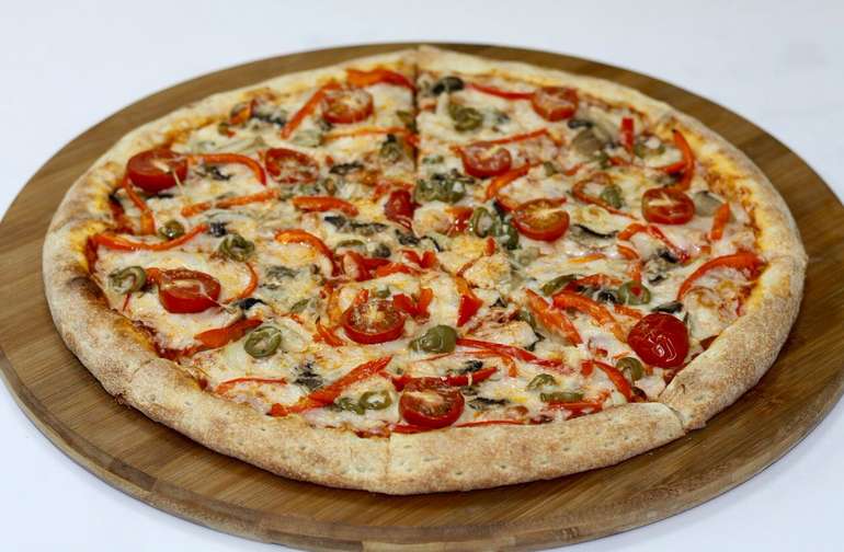 Рецепт піци на тонкому тісті без дріжджів з овочами