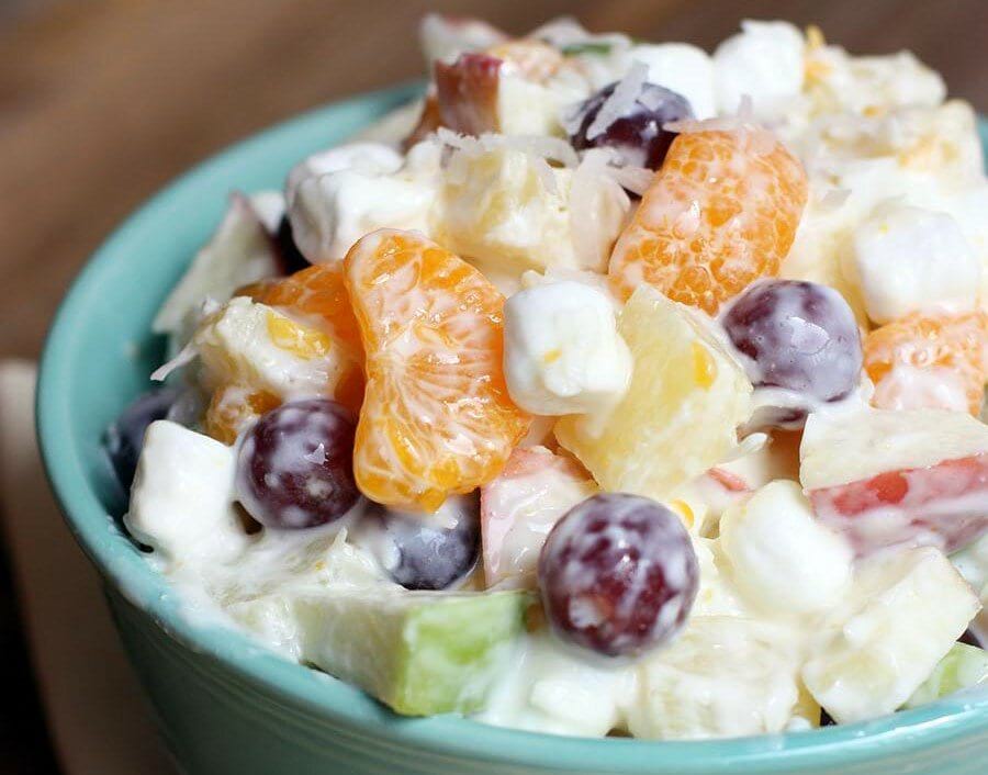Рецепти простих фруктових салатів з йогуртом на десерт