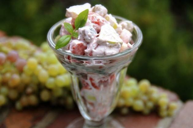 Рецепти простих фруктових салатів з йогуртом на десерт