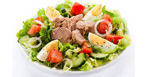 Салат з консервованим тунцем — 5 простих і смачних рецептів з фото
