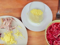 Оселедець під шубою з яйцем — класичний рецепт з фото покроково