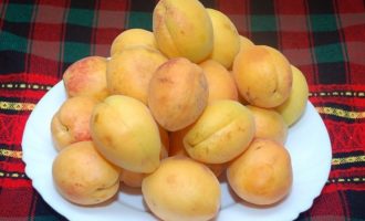 Шарлотка з абрикосами – пишні рецепти в духовці
