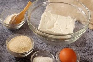 Сирники із сиру з манкою в духовці – 5 повітряних і ніжних рецептів з фото покроково