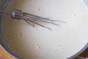 Тонкі дріжджові млинці на молоці з дірочками — 3 рецепти з фото покроково