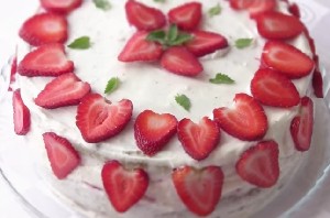 Торт з полуницею — рецепти в домашніх умовах